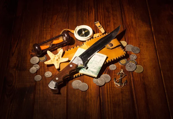 Acessórios para o viajante: bússola, ampulheta, faca, dinheiro em madeira escura . — Fotografia de Stock