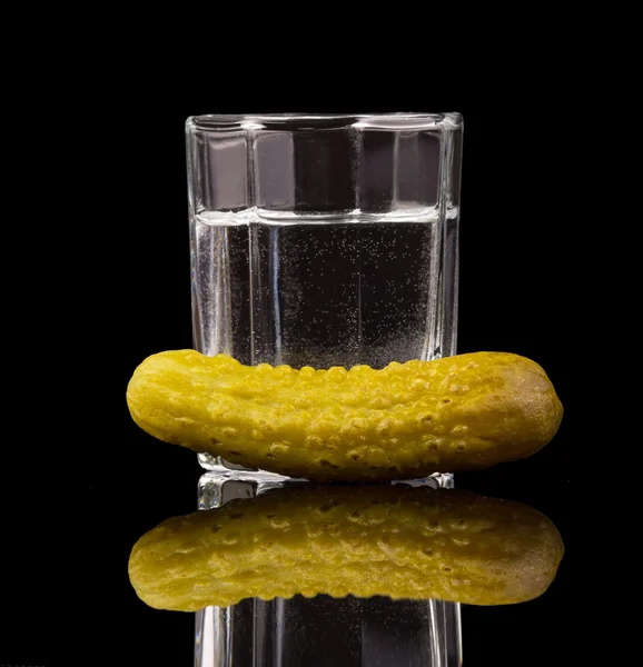 Bicchiere di vodka con cetriolo sottaceto isolato su sfondo nero . — Foto Stock