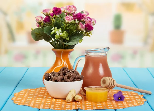 Juice, corn rings with sesame, honey, peanuts on background kitchen. — Stock Photo, Image