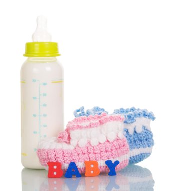 Şişe süt karışımı, patik bebek yazı farklı renklerde ile.