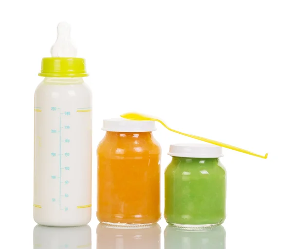 Flasche mit Säuglingsnahrung, Gläser Pürees, Löffel isoliert auf weiß . — Stockfoto