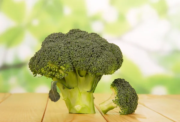 Färsk broccoli närbild på abstrakt grön bakgrund. — Stockfoto