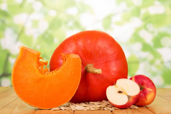 Semillas de calabaza maduras y manzanas en verde abstracto . —  Fotos de Stock