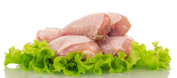 Gambe di pollo crude e lattuga da vicino isolate su bianco . — Foto Stock