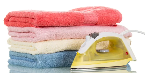 Żelazko parowe i wyprasowany kolorowe ręczniki na białym tle. — Zdjęcie stockowe