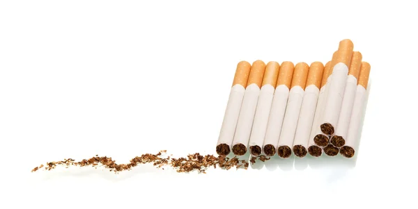 Μέρη των τσιγάρων καπνού που απομονώνονται σε λευκό. — Φωτογραφία Αρχείου