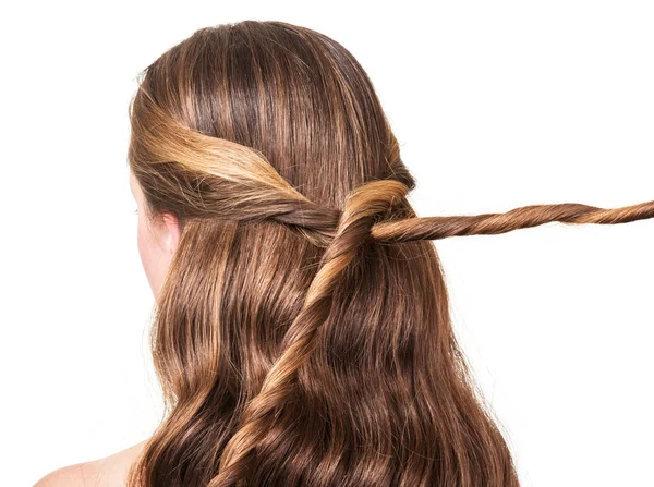 Дівчина з довгим коричневим волоссям переплетена ізольовано на білому . — стокове фото