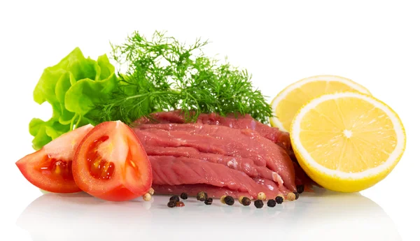 Carne fresca, erbe aromatiche, pomodori, limone e spezie isolate su bianco . — Foto Stock