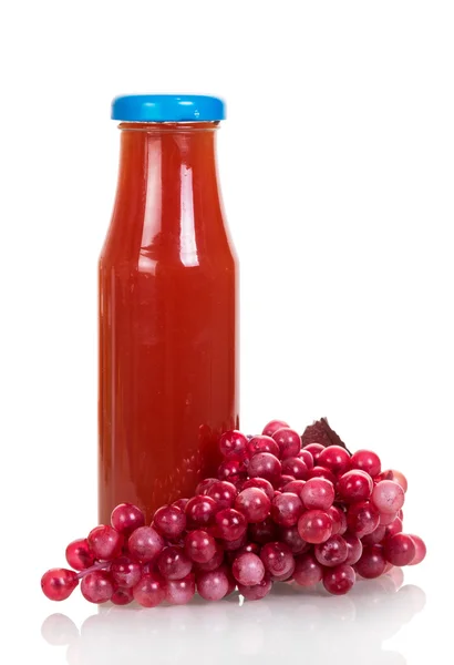 Zumo de uva en botella de vidrio y uvas rosadas sobre blanco . —  Fotos de Stock