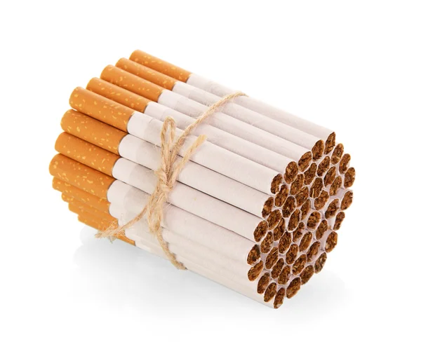 Τσιγάρα που συνδέονται με το σχοινί που απομονώνονται σε λευκό. — Φωτογραφία Αρχείου