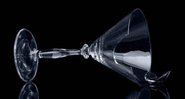 Gebroken glas tuimelaar cocktail geïsoleerd op zwarte achtergrond. — Stockfoto