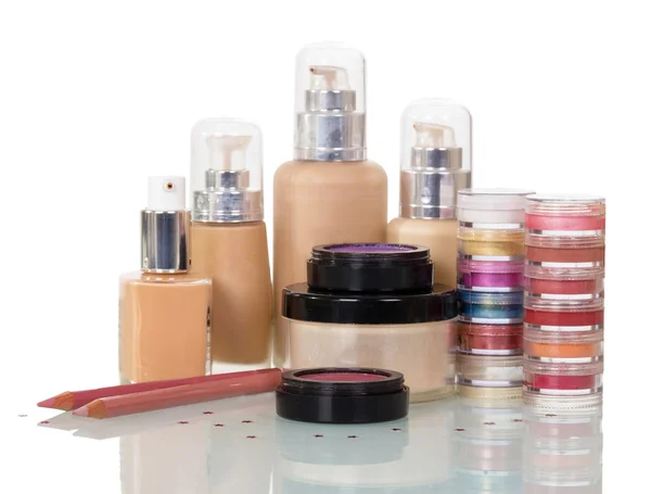 Set cosmetici professionali per il trucco, chiodo isolato su bianco . — Foto Stock