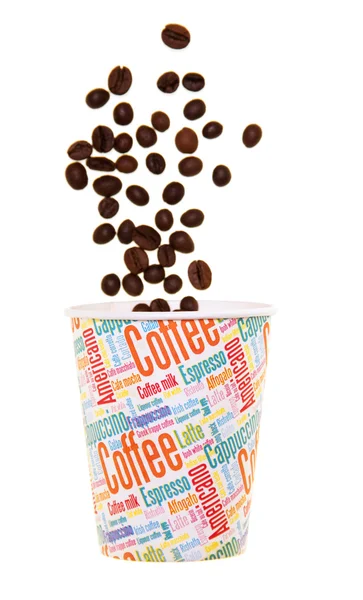 Бумажная чашка с кофейными зёрнами, падающими в нее на изолированном белом — стоковое фото
