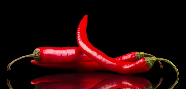 Roter Paprika aus nächster Nähe isoliert auf schwarz — Stockfoto