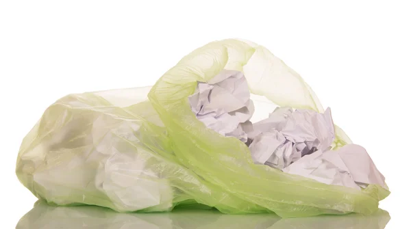 Sac poubelle vert avec déchets de papier isolé sur blanc — Photo