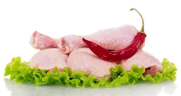 Gambe di pollo crude, lattuga e peperoncino rosso isolati su bianco — Foto Stock