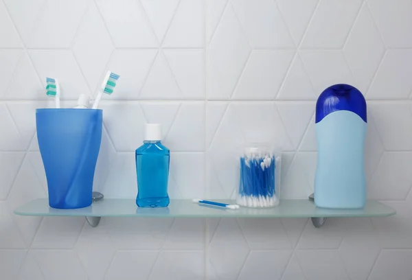 Étagère Dans Une Salle Bain Lumineuse Avec Produits Soins Buccodentaires — Photo