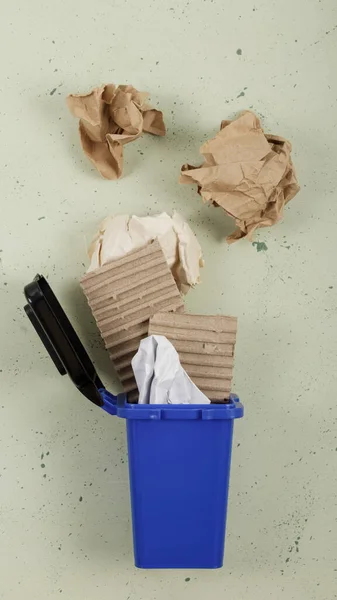 对生活垃圾进行分类 废物回收利用 蓝色垃圾箱和各种废纸 — 图库照片