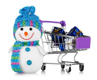 Yeni yıl alışverişi. Hediyelerle dolu alışveriş arabası ve beyaz arka planda izole edilmiş kardan adam.