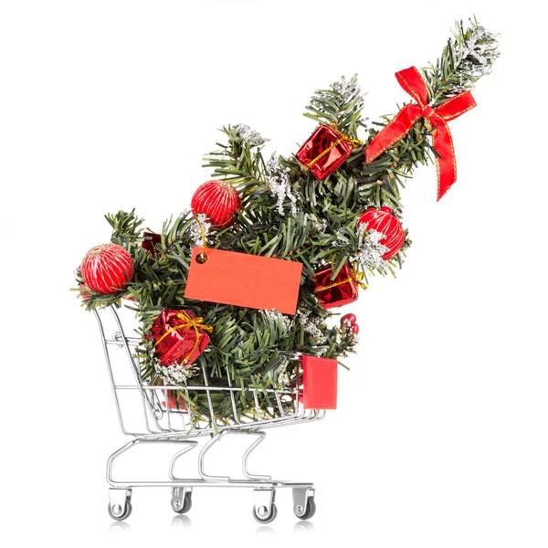新年购物和销售理念 带有圣诞树和白色背景标签的购物车 — 图库照片