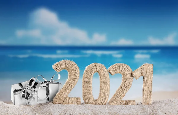 New Year 2021 Beach Snowman Christmas Gifts Sand — Stock Photo, Image