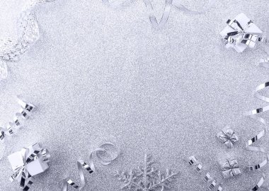 Üst Manzara. Noel arkaplan resmi. Kurdeleli ve hediyeli parlak gümüş arkaplan