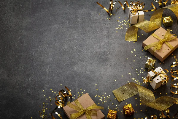 Bovenaanzicht Heldere Gouden Kaart Met Vakantiecadeaus Mooi Lint Confetti Sterren — Stockfoto