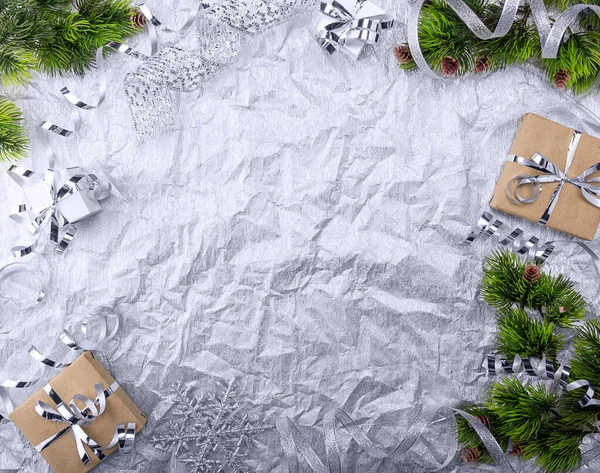 Świąteczna Kartka Prezenty Srebrną Wstążką Gałęziami Noworocznymi Jasnym Teksturowanym Tle — Zdjęcie stockowe