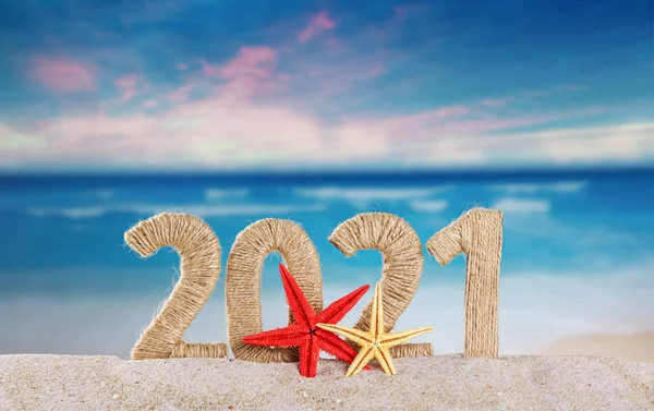 Nieuwjaarsbelettering 2021 Versierd Met Zeesterren Het Zand Een Zonnig Strand — Stockfoto