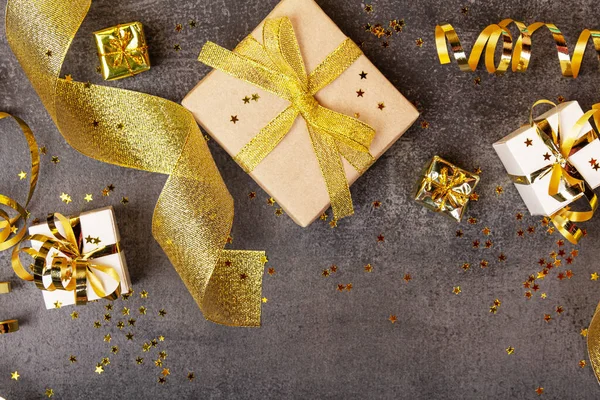 Bovenaanzicht Heldere Nieuwjaarskaart Met Gouden Kerstcadeaus Serpentijn Lint Donkere Achtergrond — Stockfoto