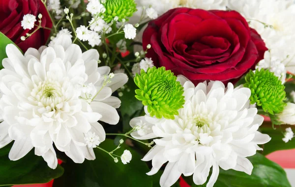 Helles Bouquet Von Frühlingsblumen Chrysanthemen Und Scharlachroten Rosen Auf Einem — Stockfoto