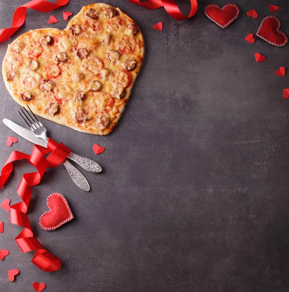 情人节 浪漫的晚餐顶部视图 心形披萨 红丝带和红心放在深色桌子上 — 图库照片
