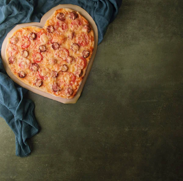 Hartvormige Pipperoni Pizza Voor Valentijnsdag Een Zwarte Achtergrond Bovenaanzicht Plaats — Stockfoto