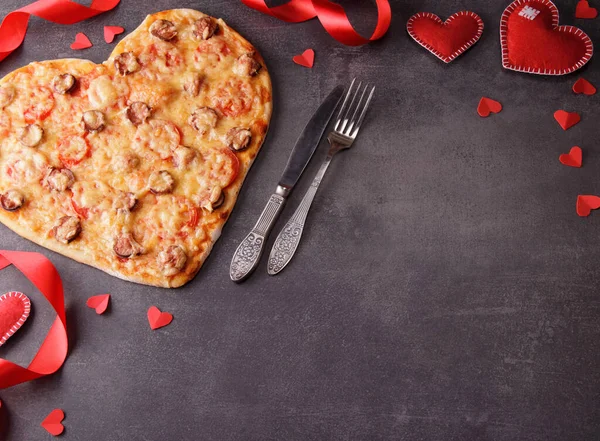 Imagen Romántica Pizza Forma Corazón Decoración Cinta Roja Corazón Espacio — Foto de Stock