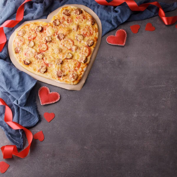 Hartvormige Pipperoni Pizza Voor Valentijnsdag Een Zwarte Achtergrond Bovenaanzicht Plaats — Stockfoto