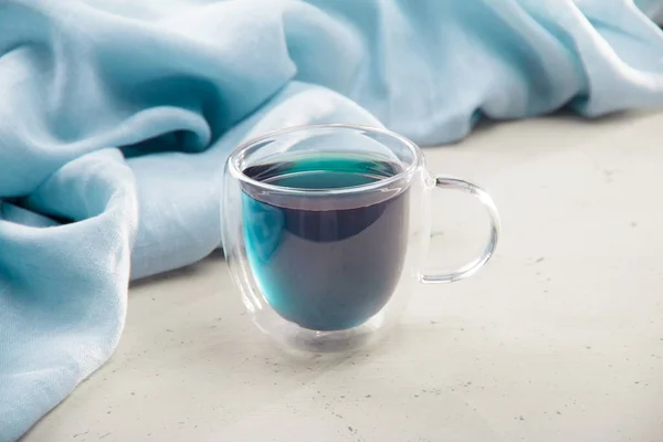 Blått Transparent Kopp Med Dubbel Botten Ljus Bakgrund Och Servett — Stockfoto