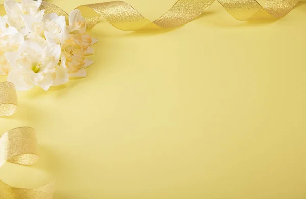 Daffodils Leves Frescos Fita Dourada Fundo Amarelo Local Inscrição — Fotografia de Stock