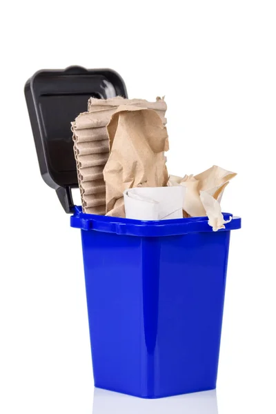 Koncept Třídění Domovního Odpadu Modrý Koš Papírovým Košem Izolované Bílém — Stock fotografie