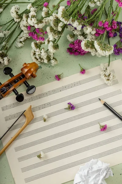 Pieza Música Inacabada Notas Musicales Hoja Música Arrugada Rizos Violín — Foto de Stock