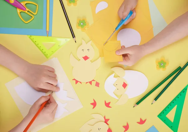 Creativiteit Van Kinderen Ambachtelijk Papier Schaar Potloden Andere Briefpapier Bovenaanzicht — Stockfoto