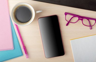 İş konsepti. Üst Manzara. Finansal belgeleri olan dosyalar, canlandırıcı kahve ve aletler, iş için bir telefon.