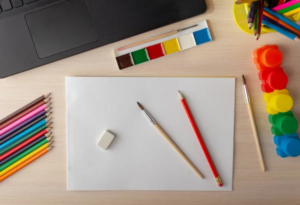 Online Lernen Mit Einem Laptop Zeichnen Zeichenpapier Bleistifte Und Anderes — Stockfoto