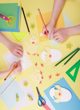 Çocukların hobisi. Üst Manzara. İki çocuk ev işleriyle meşgul, kağıt işleriyle uğraşıyorlar.