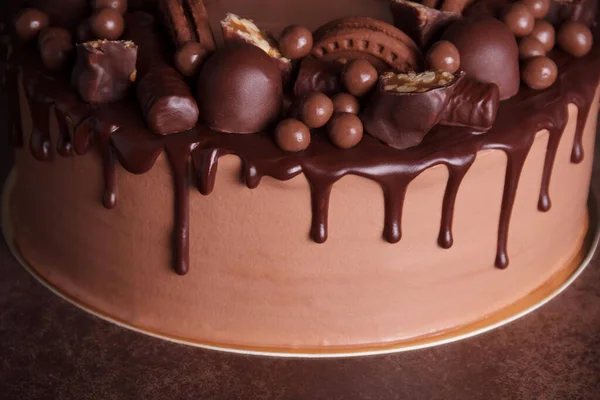 チョコレートの装飾の多様性とおいしいチョコレートケーキのアイシングの滴のクローズアップ — ストック写真