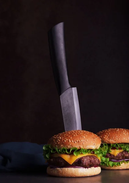 Fast Food Heerlijke Sappige Hamburger Met Mes Donkere Achtergrond Rechtenvrije Stockafbeeldingen