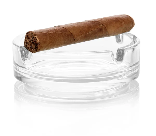 烟灰缸里的雪茄 — 图库照片
