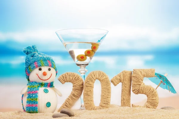 Cocktail, Schneemann und Neujahrsschild — Stockfoto