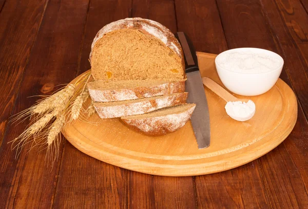 Brood en oren van tarwe — Stockfoto