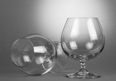 İki şarap bardağı.