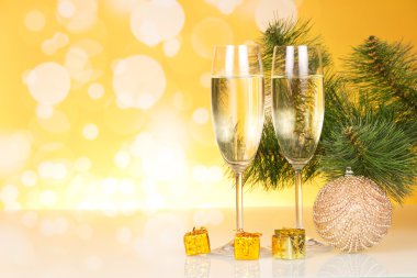 Şampanya ve Noel ağacı